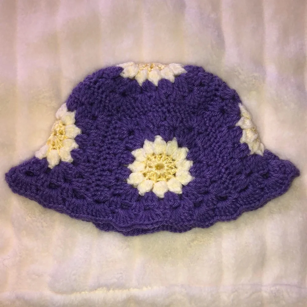 ⭐️SOLD⭐️Handmade crochet purple daisy bucket hat - Picture 1 of 3